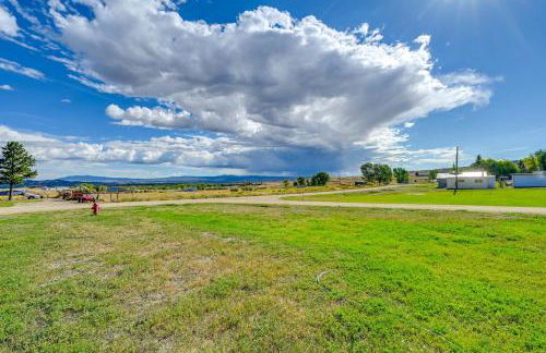 Hunt, Fish and Hike Home with Deck in Encampment - Foto 24