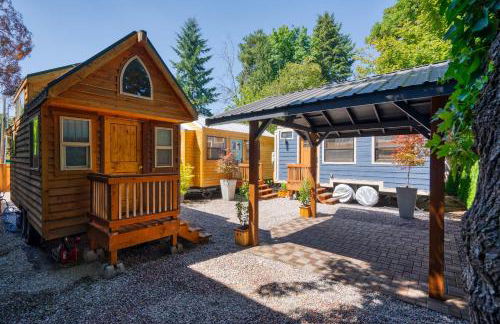 Stay Portland - Restored Farmhouse & Backyard Tiny House Village - Photo 3