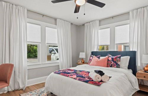Urban Flamingo Retreat Modern Meets Tropical in this Beautiful, Updated Pet Friendly 3BD Pool Home with Outdoor Living Space - Foto 30