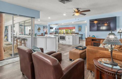 Pirates Den a 4BR Pet-Friendly Waterfront Oasis with Pool, Dock, Personal Water Boats, Fire Pit, Game Room and Bar - Foto 8