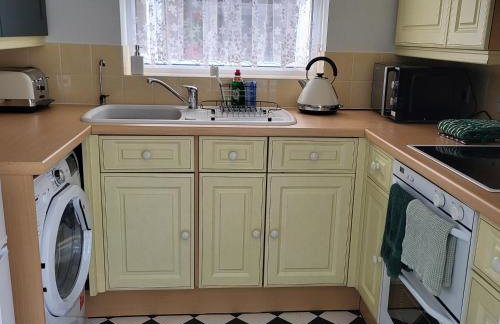 Cheerful, cosy, one bedroom home with patio and parking - Photo 5