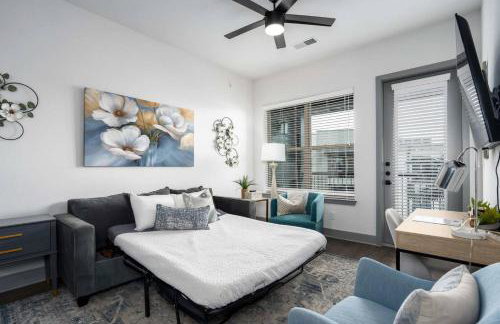 Luxury Apartment with Pool, Restaurants, Shopping) - Photo 13