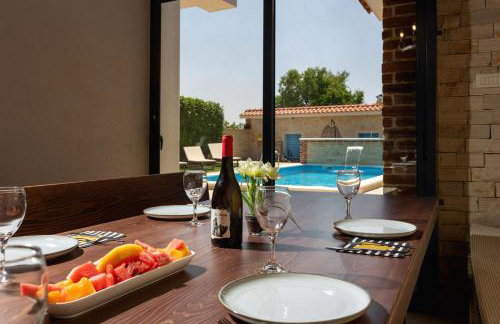 Villa Vision with Heated Pool & Jacuzzi in Sestanovac - Foto 40