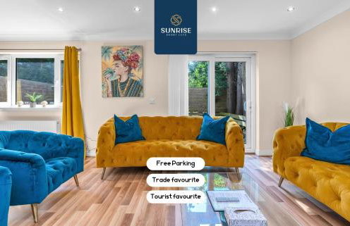 MUIRTON 1 - 4 Bed House, 4 Car Parking, 2 Baths, 5 Smart TVs, Fully Equipped, Large Dining and Living Space, Rear Garden, Free WiFi, by SUNRISE LONG LETS and SERVICED ACCOMMODATION DUNDEE - Foto 3