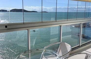 Apartamento vista do mar, pé na areia e águas tranquilas, no cento de Guarapari - Foto 1