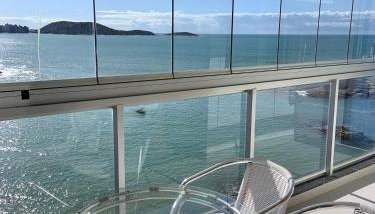 Apartamento vista do mar, pé na areia e águas tranquilas, no cento de Guarapari - Foto 1