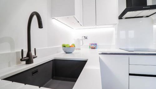 The Booker Retreat - Bright 1BR Top Floor Apt with Free Secure Underground Parking - Foto 4