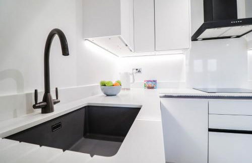 The Booker Retreat - Bright 1BR Top Floor Apt with Free Secure Underground Parking - Foto 4