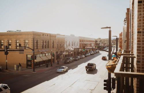 Stylish Main St Loft with Balconies and Garage - Foto 41