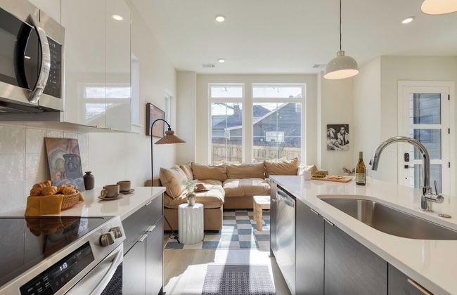 The Stage by Avantstay Chic 4bdr w/ Covered Balcony Modern + Newly Built - Photo 12