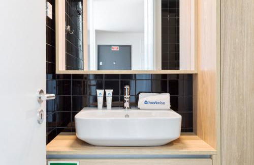 HostWise - Bright Flat with Balcony and Garage - Foto 11