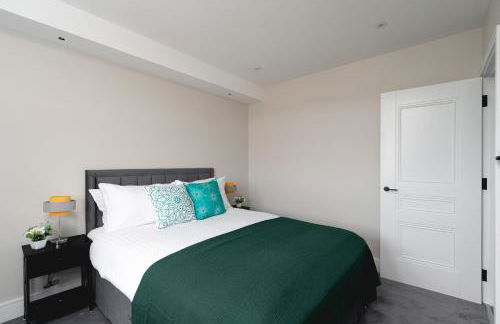 Skyvillion - COZY LARGE 4 & 1 Bed Apartments in London Enfield, Mins to Tube Station, Free Wi-Fi - Foto 65