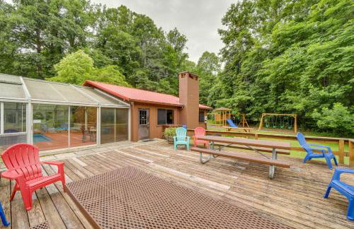 Pet-Friendly Creekside Cabin with Pool Access! - Foto 32