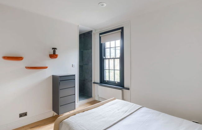 Stylish Georgian Townhouse w Sun Terrace Garden - Photo 19