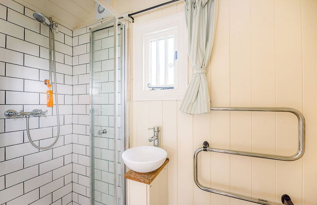 Sage Shepherds Hut, Boundary Farm Cottages - Photo 5