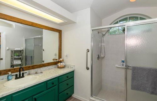 Spacious Luxury Pool Home Oasis - 8mi to Airport - Foto 18