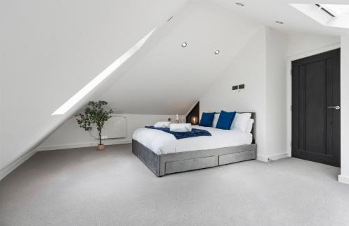 Stunning Penthouse-Style 2-Bed Uxbridge - Photo 15