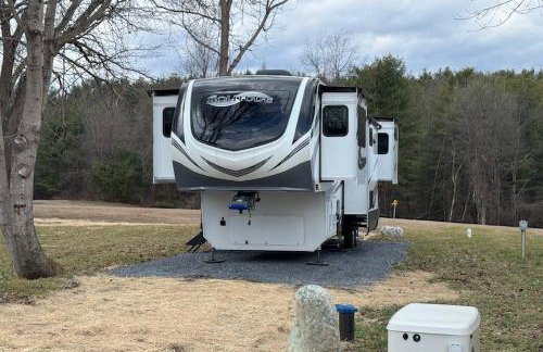 Close to Lake George! Couples Retreat with Pool - Foto 31