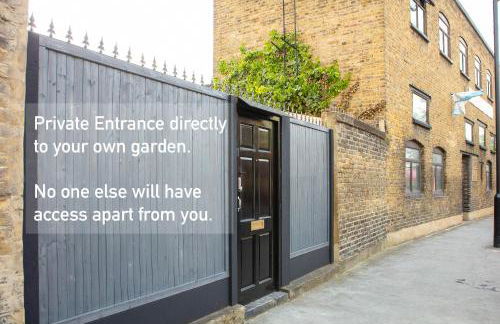 Modern flat with KING bed, garden & outdoor dining - Foto 16