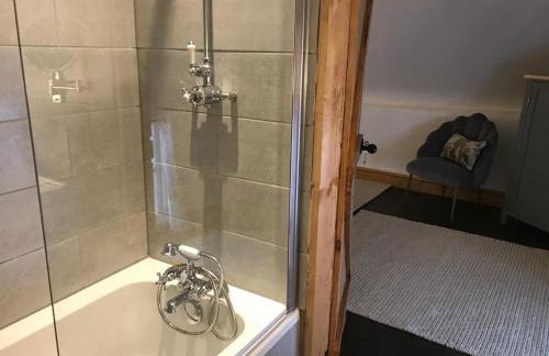 Listed One bedroom thatched cottage with garden - Photo 28