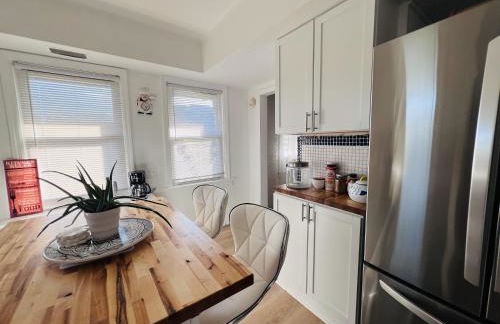 Charming 3 Bedroom Cottage Apartment in a Tudor-Style Home - Foto 11