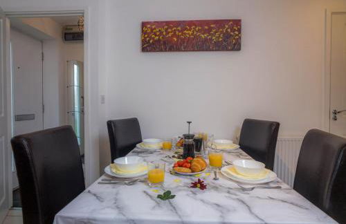 Modern 2 Bed House with Parking and Garden - Photo 4