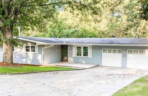 Sunlit Renovated Home, BBQ, Porch & Trails Nearby - Photo 20