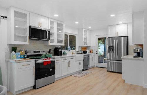 Entire Private Home with 4 Bedrooms 3 Bathrooms, Big Yard, View, , King Bed, 10 Parking, Available Now - Foto 7