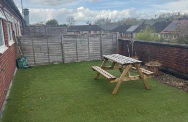 Comfortable 2-Bed Flat Balcony Near Airport - Photo 17