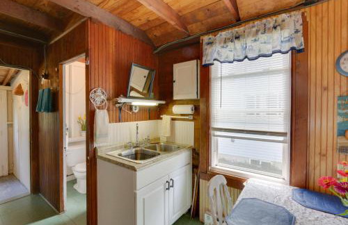 Grandmas Cottage with Sunroom Walk to Beach - Foto 10