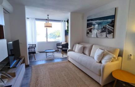 Stylish Seaview Apartment - Photo 31