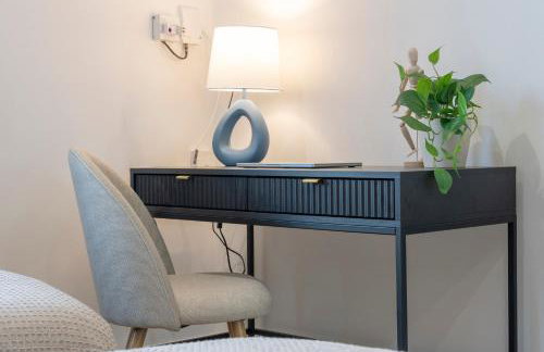 Spacious 2 Bedrooms House Near Leeds Centre, Free Parking, Ideal for Contractors & Long Stays - NordStay - Photo 10