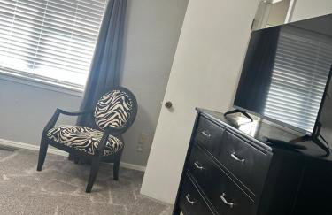 Great Edmond home, near OKC with 3 beds, Wi-fi, cold AC, and central heat, fully fenced backyard - Foto 14