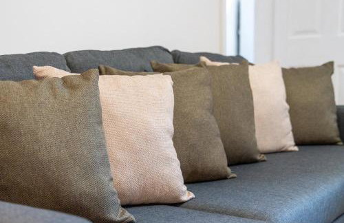 Comfortable 4 Bed Home - Free Parking & Fast WiFi - Foto 59