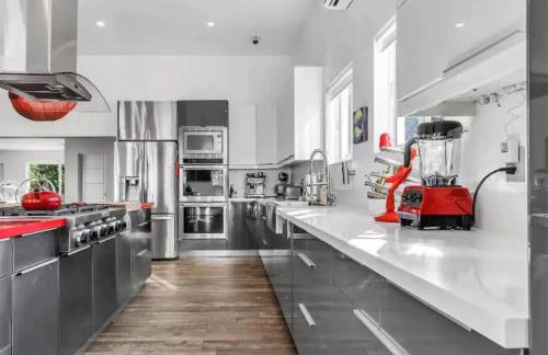 Modern Northwest Vacation Rentals in Miami - Photo 12