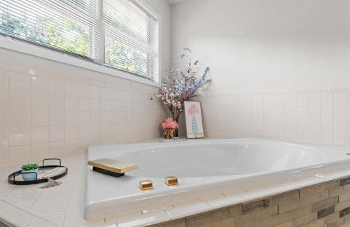 Lakefront Retreat with Deck, Movie Room and Yard - Foto 48