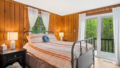 The Gingerbread House - 4 BR chalet, Sunroom, Deck, sleeps 10, modern amenities - Foto 3