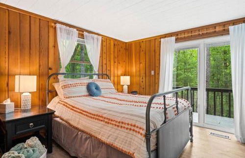 The Gingerbread House - 4 BR chalet, Sunroom, Deck, sleeps 10, modern amenities - Foto 3