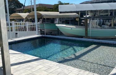 Waterfront Fishermans Retreat - Quick Harbor Access - Heated Pool - Foto 1
