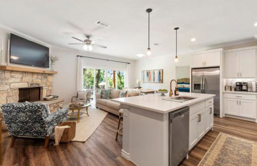 The Benjamin I - 2022 Built Luxury Retreat with Backyard Paradise with Hot Tub Outdoor Movie Screen Dock & Boat Rental - Foto 8