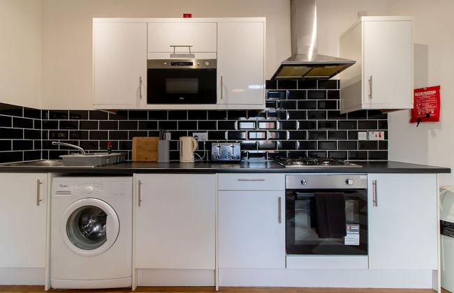 Stunning 1-bed Apartment in Gateshead - Photo 17