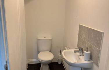 Modern & Spacious 3-Bedroom Home in Dartford, Ideal for Families, Groups and Contractors - Photo 16