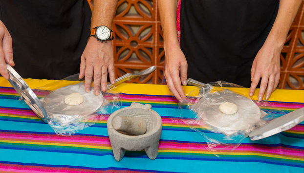 Taller de tacos en Cozumel con cata de tequila - Foto 5, Disfrutando del taller de tacos