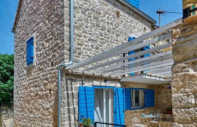 Elegant Stone House With Jacuzzi, Terrace, and Private Yard in Solta - Foto 21