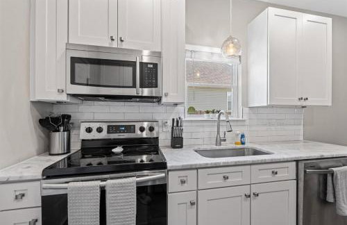 2BR Home with Fenced Backyard, Minutes to Uptown - Foto 7