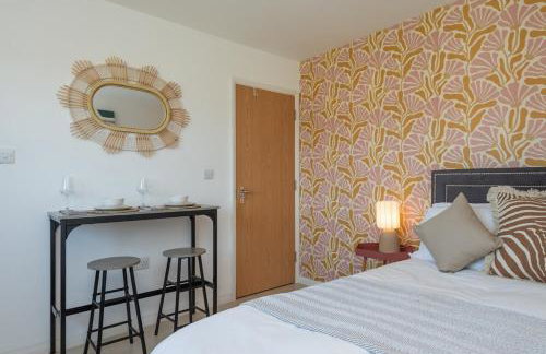 #30 Cozy & Stylish Studio Retreat - Near Odds Farm Park - Sleeps 2 - Perfect for business travelers and Couples - Free parking - Foto 33