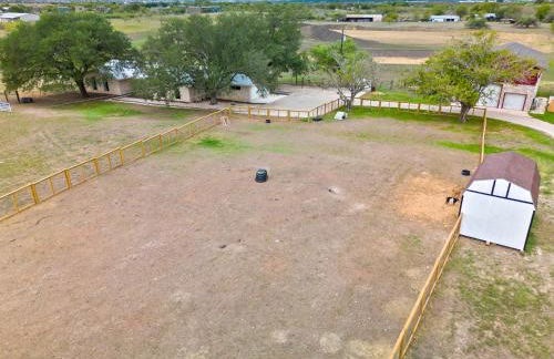 Farm Retreat with Jacuzzi, Fire Pit, Mini Goats, Mini Ponies and Mini Cows - Foto 42