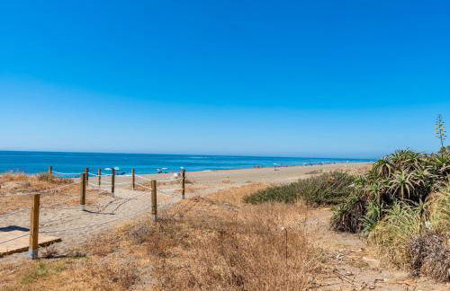 Luxury Beachfront Apartment with Pool in Costalita - Photo 27