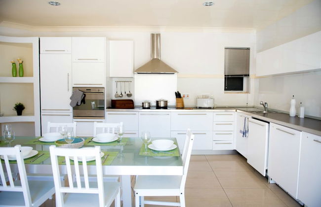 Bright, Spacious and Right in the Center - Foto 12