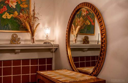 Step Back in Time Charming Victorian with Modern Amenities - Foto 30